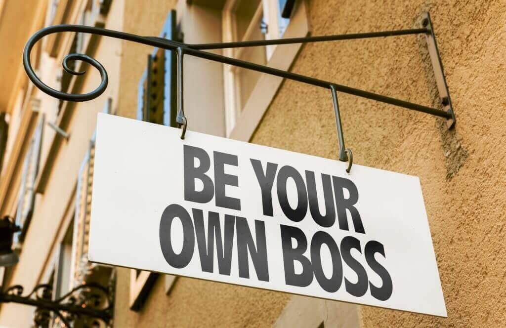 Starte dein eigenes Business mit invoiz. Schild mit Schriftzug "Be your own boss".