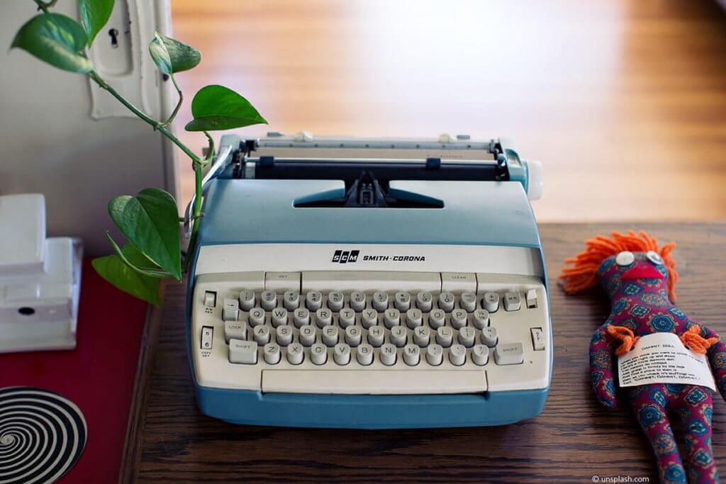 Blaue retro Schreibmaschine, mit der Rechnungen geschrieben werden können.